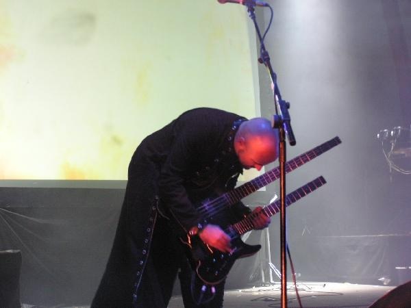 Skinny Puppy boten sowohl musikalisch, als auch visuell eine sehr surreale Show. – 