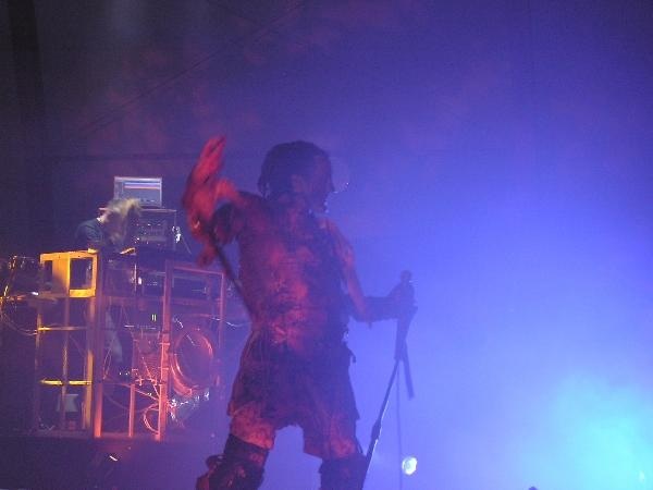 Skinny Puppy boten sowohl musikalisch, als auch visuell eine sehr surreale Show. – 