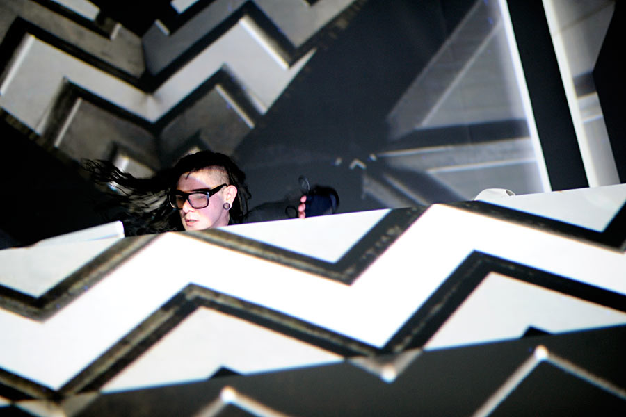 Räumt drei Grammys ab und rockt in Köln: Skrillex – Auf der Bühne dominieren bunte Muster...