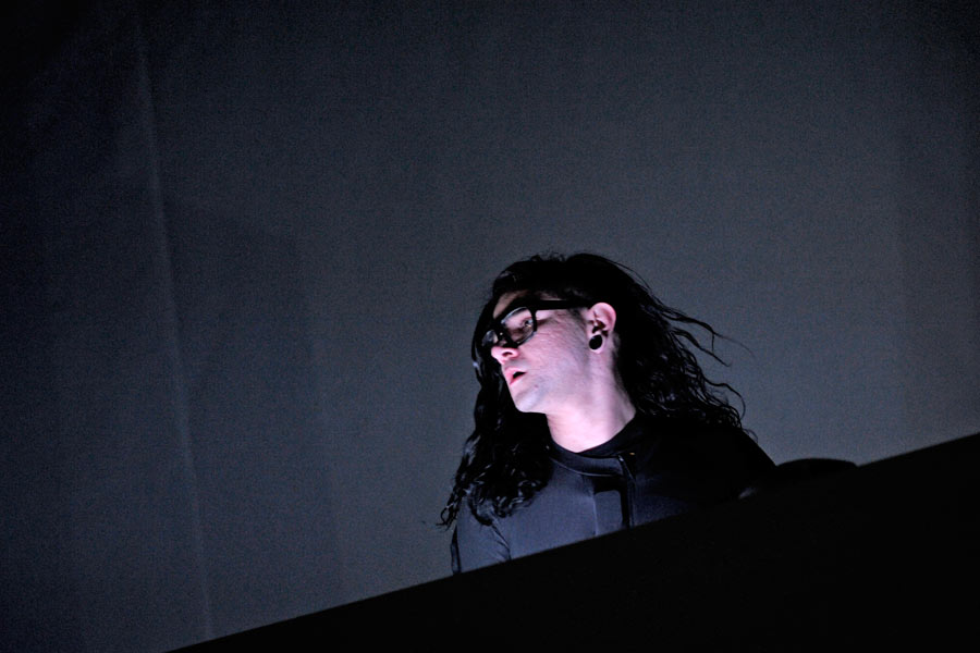 Räumt drei Grammys ab und rockt in Köln: Skrillex – ...komplett in Extase und Skrillex hüpft...