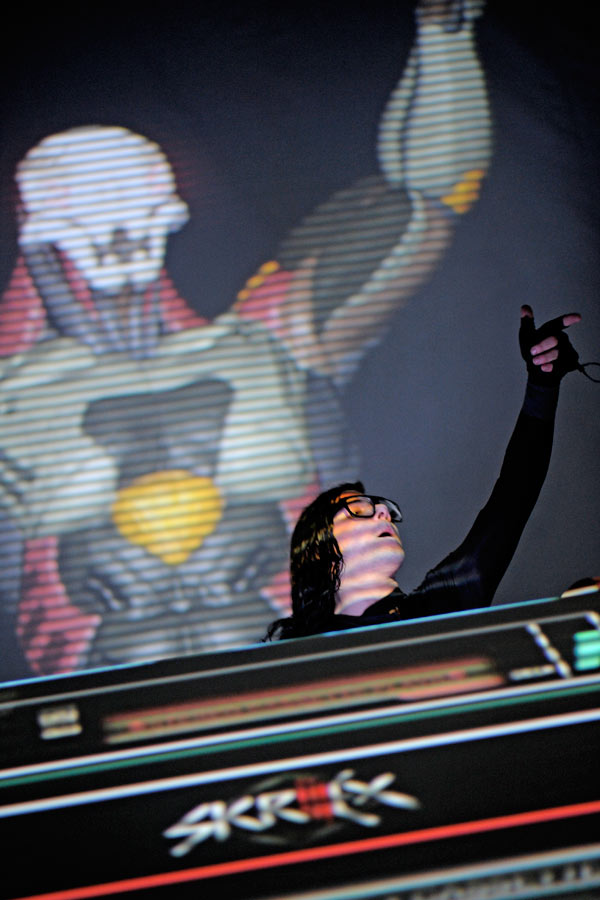 Räumt drei Grammys ab und rockt in Köln: Skrillex – Sein Bühnenaufbau wird von Projektionen wirrer...
