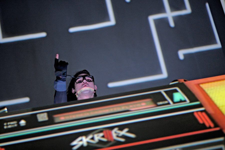 Räumt drei Grammys ab und rockt in Köln: Skrillex – ...tanzt und springt mit, was das Zeug hält.