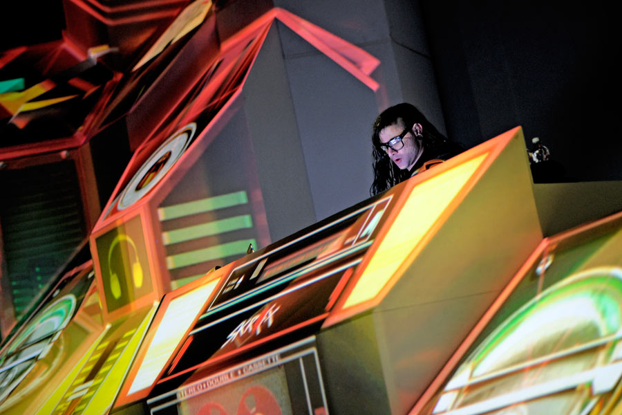 Räumt drei Grammys ab und rockt in Köln: Skrillex – ...Videokunst in ein riesiges Monument verwandelt.