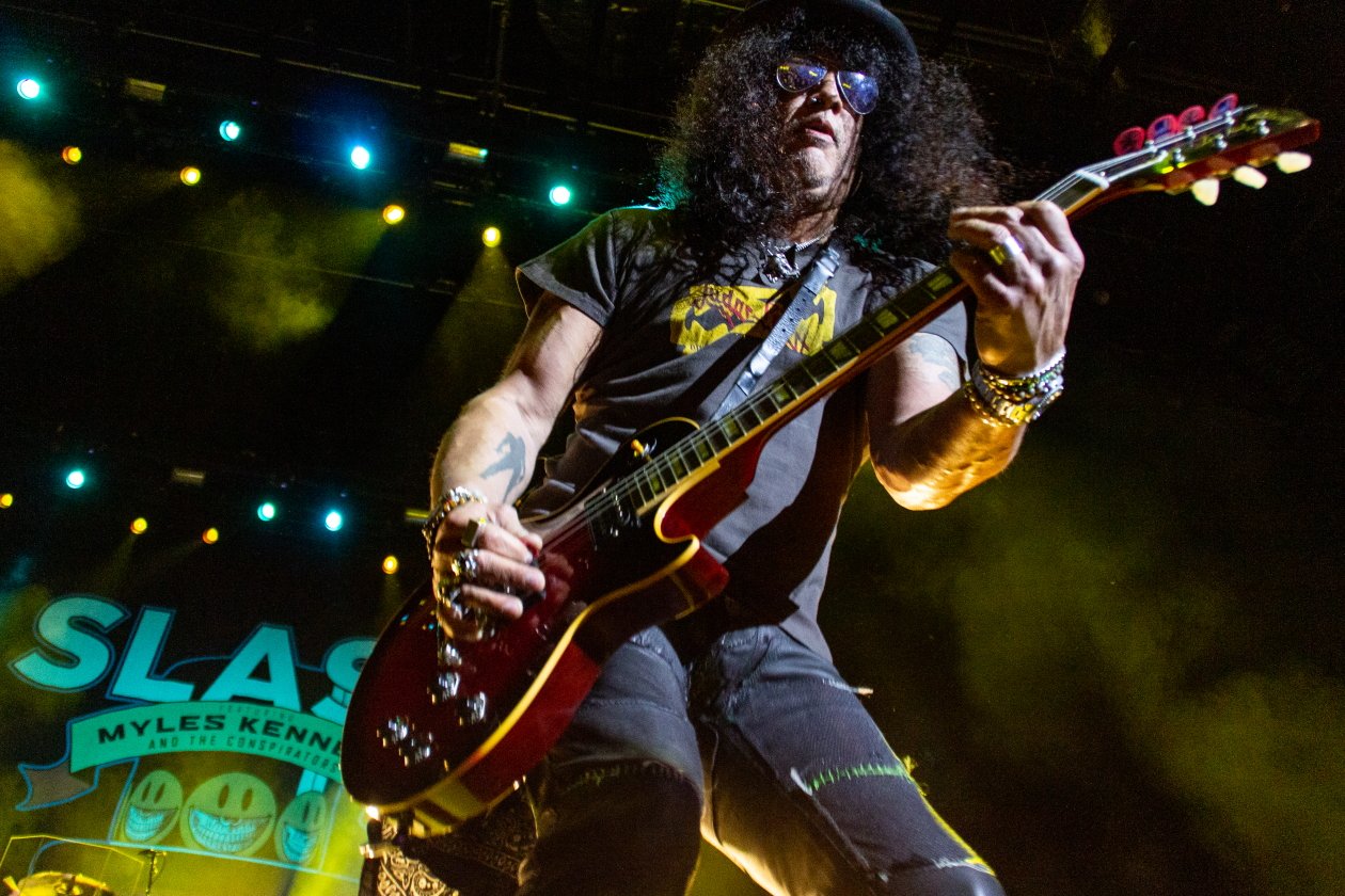 "Living The Dream" mit Myles Kennedy und den Conspirators. – Slash.