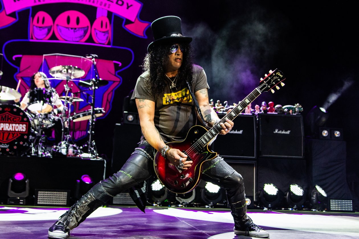 "Living The Dream" mit Myles Kennedy und den Conspirators. – Slash.