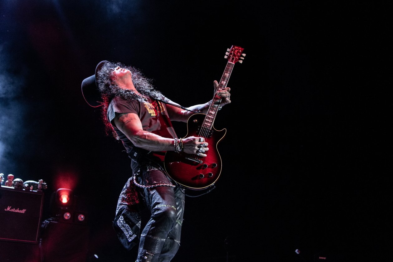 "Living The Dream" mit Myles Kennedy und den Conspirators. – Slash.