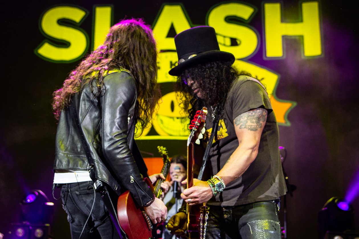"Living The Dream" mit Myles Kennedy und den Conspirators. – Frank Sidoris und Slash.
