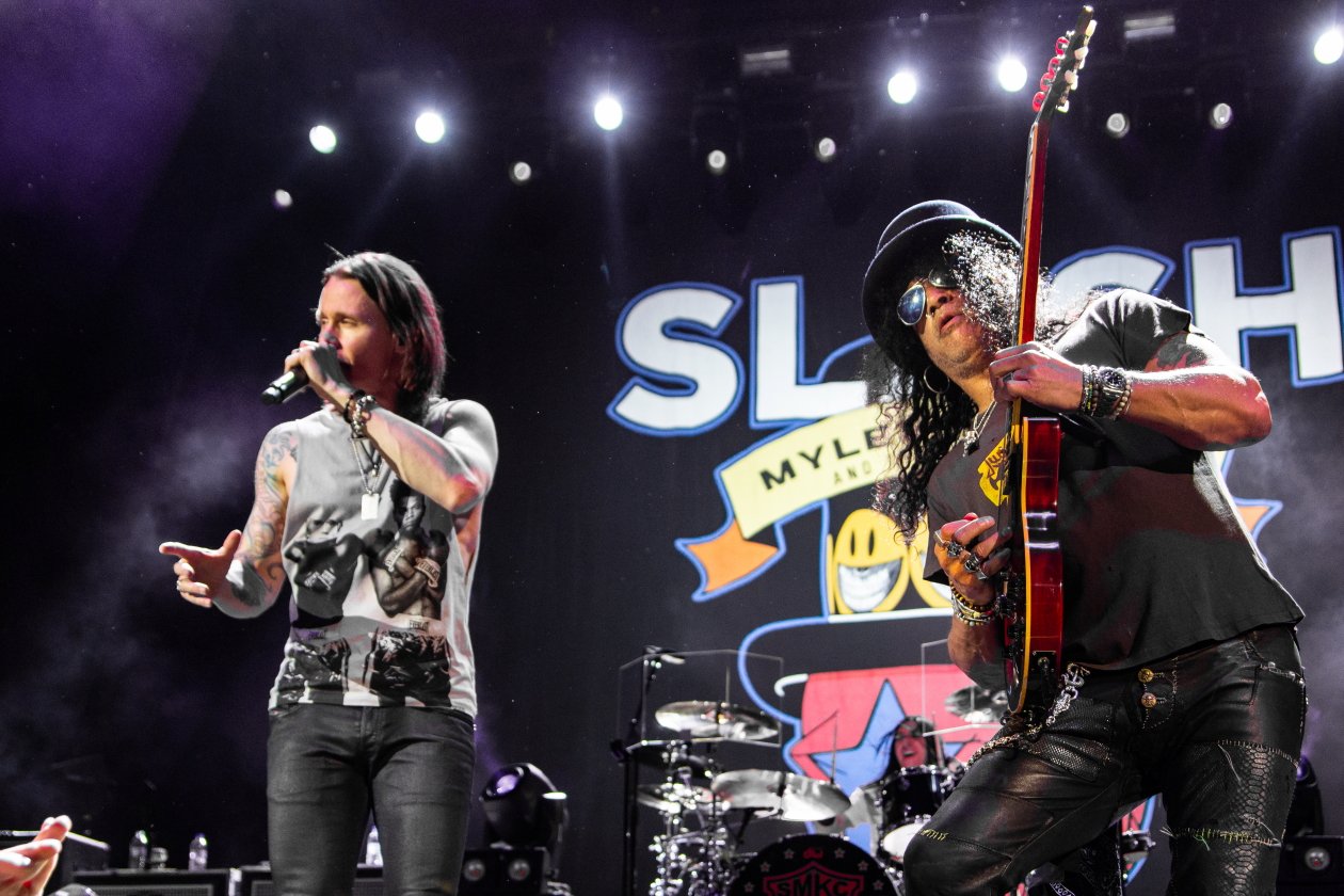"Living The Dream" mit Myles Kennedy und den Conspirators. – Myles Kennedy und Slash.