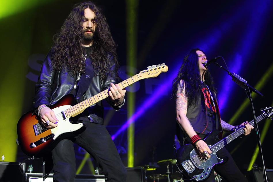 World On Fire: Slash, Myles Kennedy und die Conspirators. – Livegitarrist Frank Sidoris.