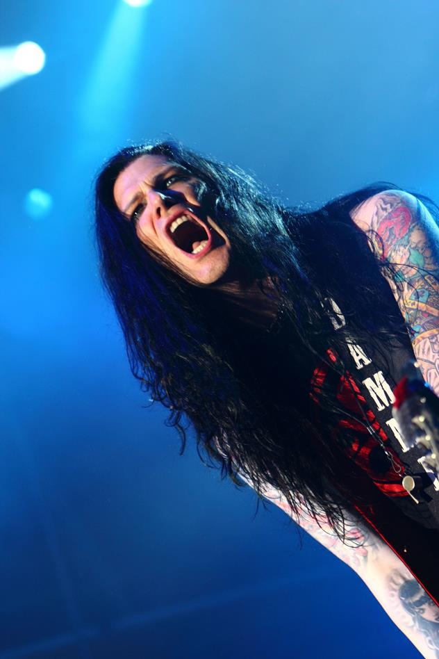 World On Fire: Slash, Myles Kennedy und die Conspirators. – Mindestens genauso motiviert: Basser Todd Kerns.