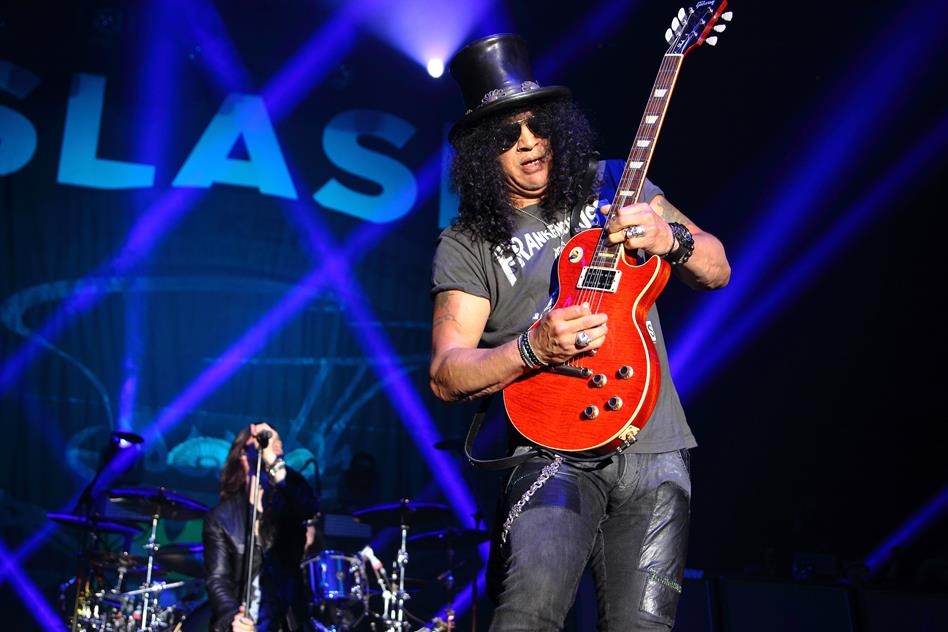 World On Fire: Slash, Myles Kennedy und die Conspirators. – Saitenhexer bei der Arbeit.