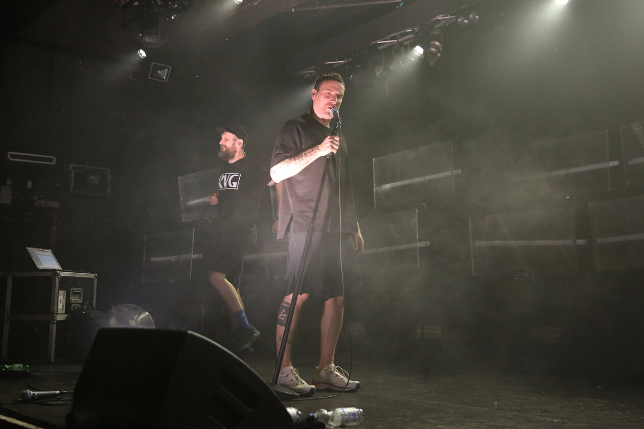 Kommen die Kings of Motz in deine Stadt, rappelt es in der Bude! – Sleaford Mods.