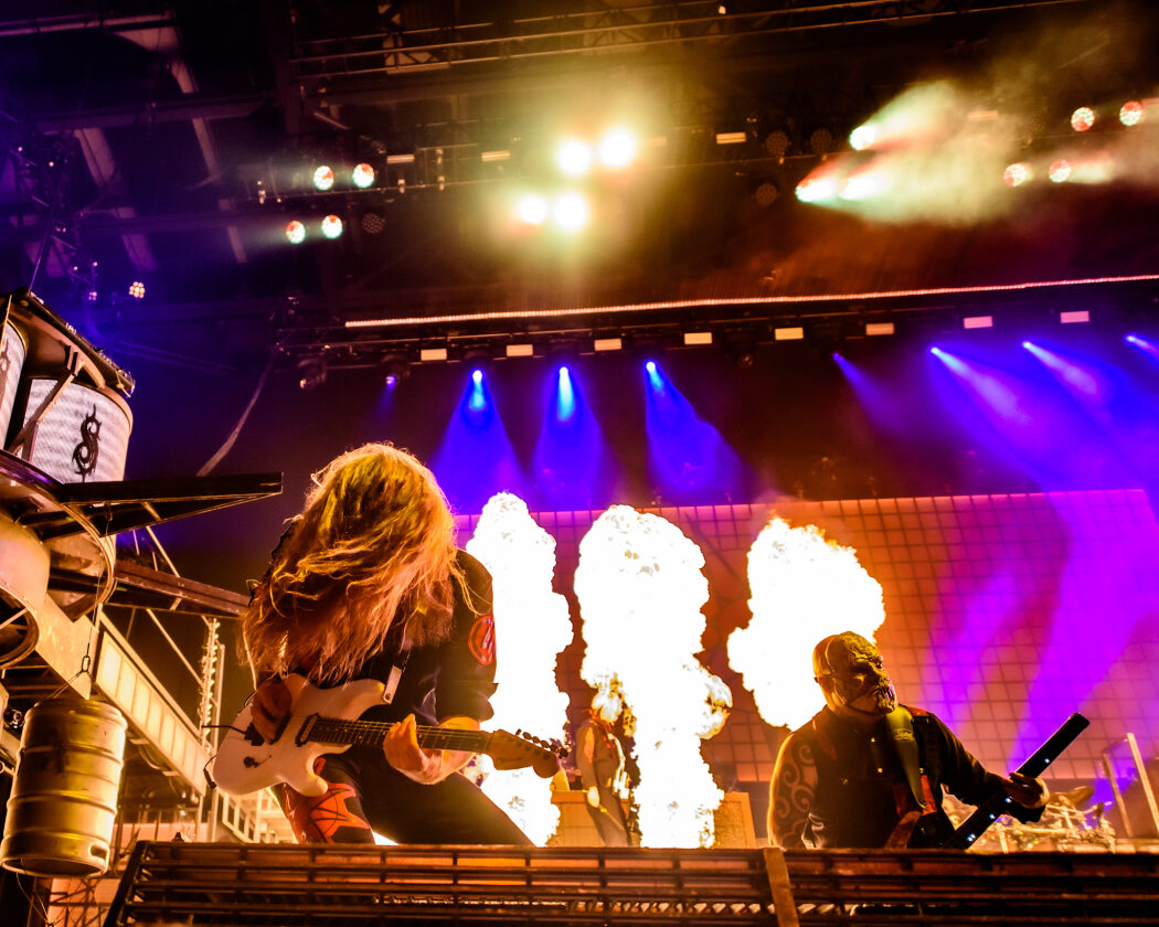 Am längsten Tag des Jahres bitten Corey Talor und Co.  zum teuflischen Maskenball. In der so gut wie ausverkauften Mercedes-Benz Arena in Berlin liefern sie eine infernalische Show. – Slipknot.