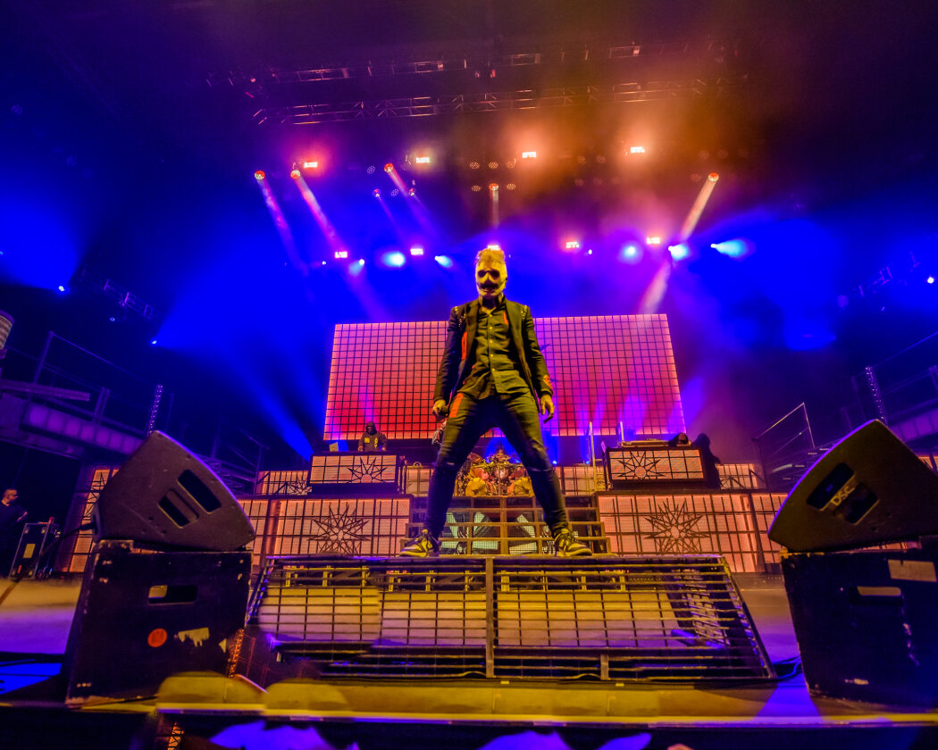 Am längsten Tag des Jahres bitten Corey Talor und Co.  zum teuflischen Maskenball. In der so gut wie ausverkauften Mercedes-Benz Arena in Berlin liefern sie eine infernalische Show. – Slipknot.