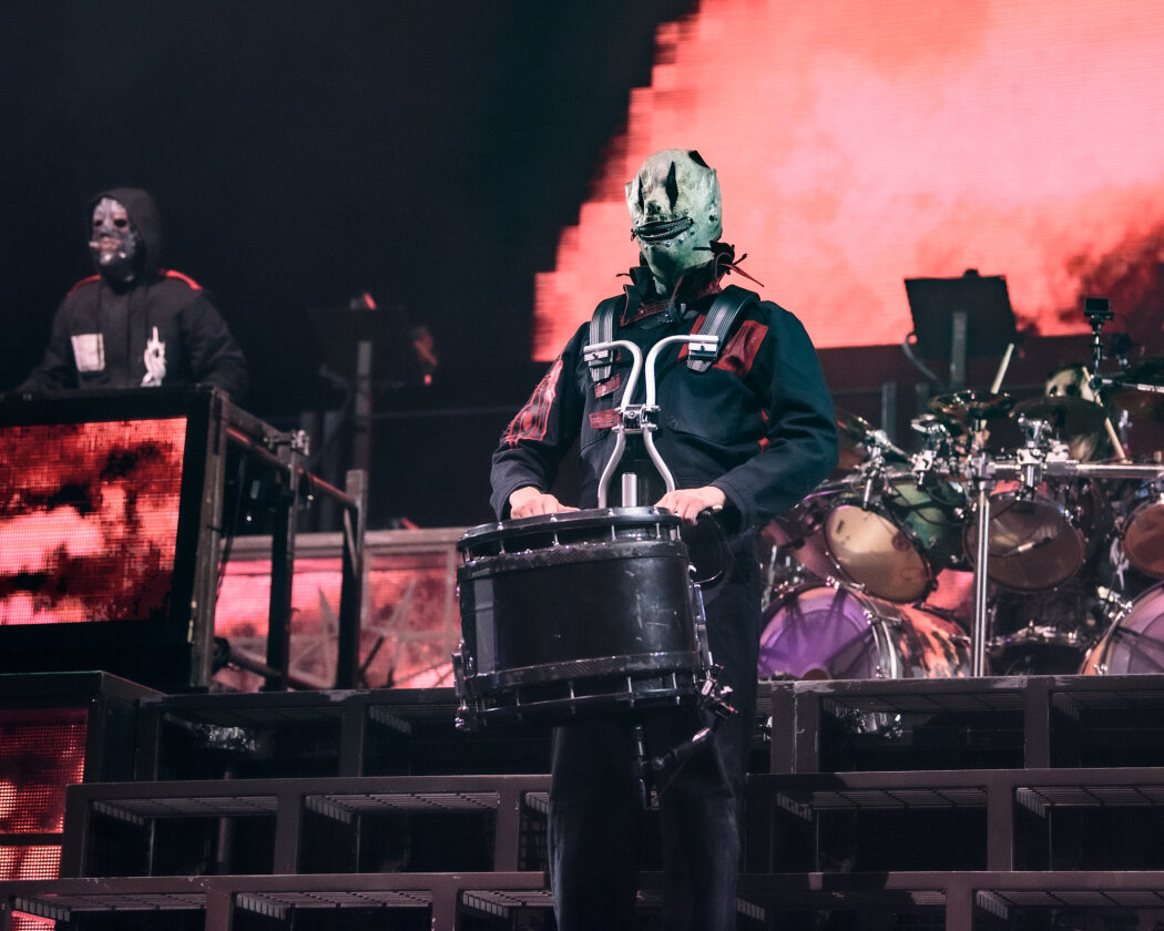 Am längsten Tag des Jahres bitten Corey Talor und Co.  zum teuflischen Maskenball. In der so gut wie ausverkauften Mercedes-Benz Arena in Berlin liefern sie eine infernalische Show. – Slipknot.