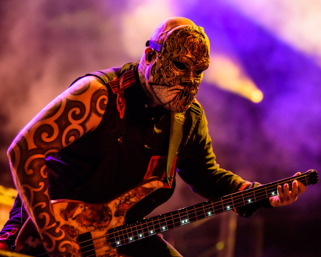 Slipknot – Am längsten Tag des Jahres bitten Corey Talor und Co.  zum teuflischen Maskenball. In der so gut wie ausverkauften Mercedes-Benz Arena in Berlin liefern sie eine infernalische Show. – Alex Venturella.