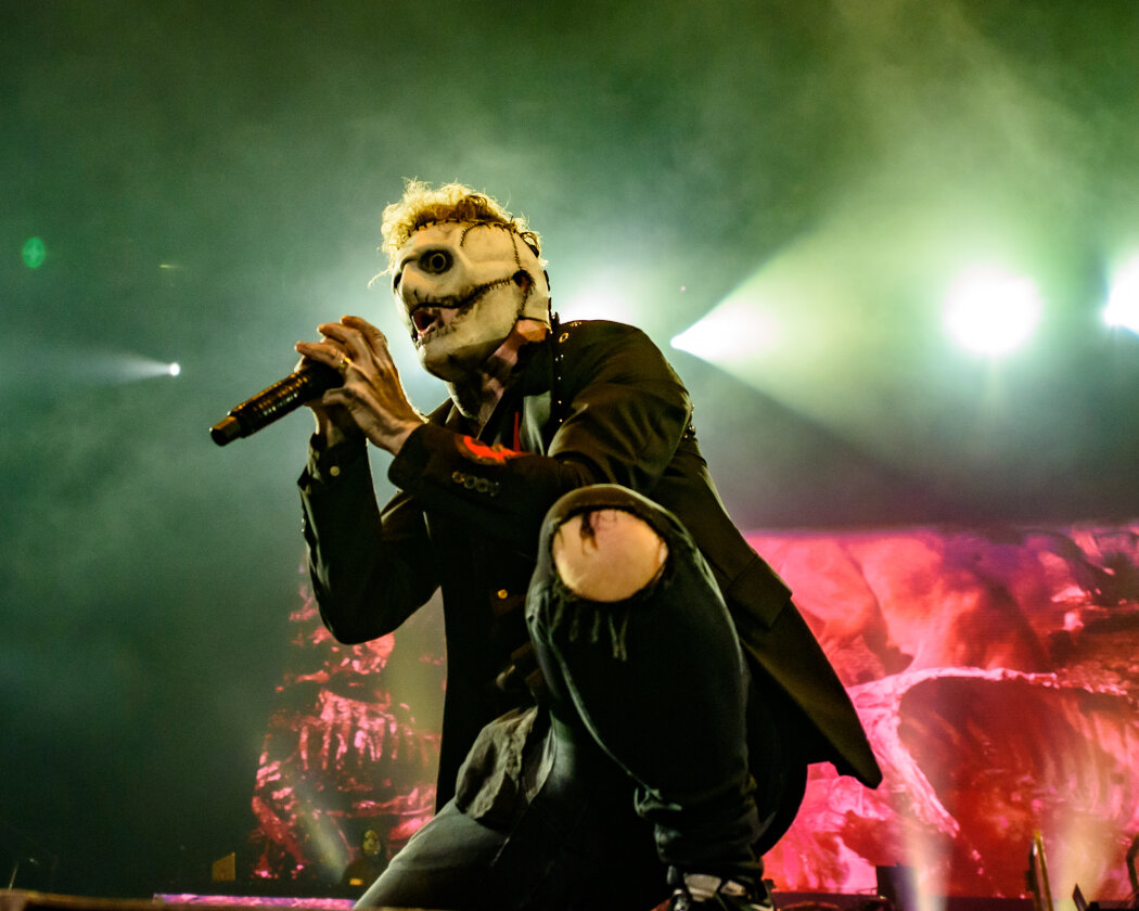 Slipknot – Am längsten Tag des Jahres bitten Corey Talor und Co.  zum teuflischen Maskenball. In der so gut wie ausverkauften Mercedes-Benz Arena in Berlin liefern sie eine infernalische Show. – Corey Taylor.