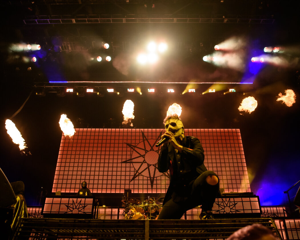Slipknot – Am längsten Tag des Jahres bitten Corey Talor und Co.  zum teuflischen Maskenball. In der so gut wie ausverkauften Mercedes-Benz Arena in Berlin liefern sie eine infernalische Show. – Corey Taylor.