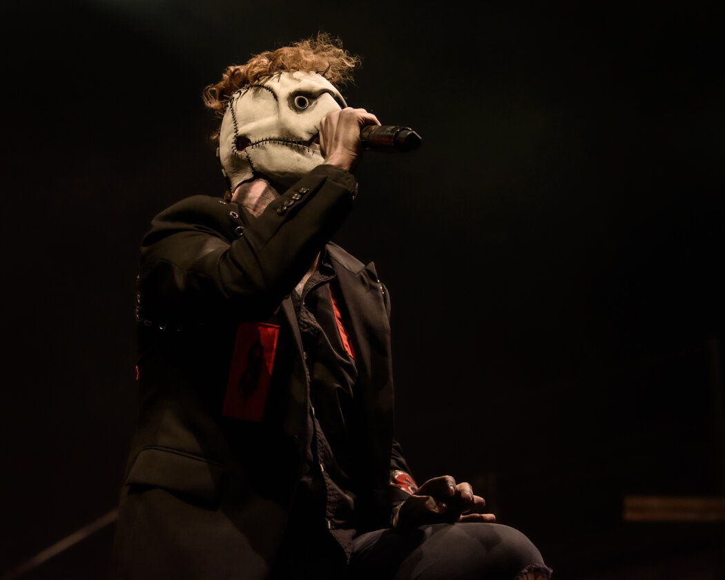 Slipknot – Am längsten Tag des Jahres bitten Corey Talor und Co.  zum teuflischen Maskenball. In der so gut wie ausverkauften Mercedes-Benz Arena in Berlin liefern sie eine infernalische Show. – Corey Taylor.