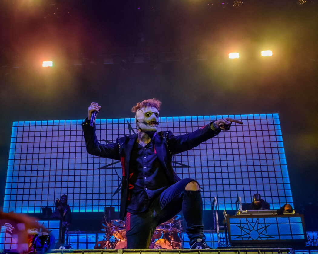 Slipknot – Am längsten Tag des Jahres bitten Corey Talor und Co.  zum teuflischen Maskenball. In der so gut wie ausverkauften Mercedes-Benz Arena in Berlin liefern sie eine infernalische Show. – Corey Taylor.