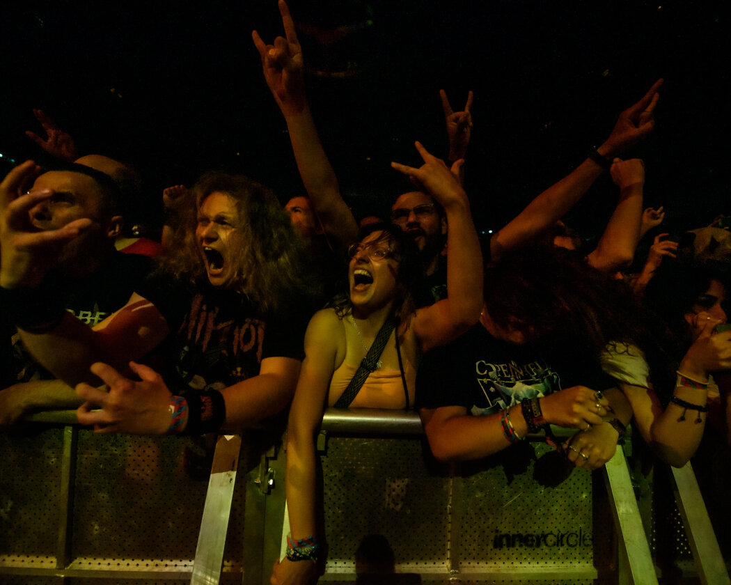 Slipknot – Am längsten Tag des Jahres bitten Corey Talor und Co.  zum teuflischen Maskenball. In der so gut wie ausverkauften Mercedes-Benz Arena in Berlin liefern sie eine infernalische Show. – Fans.
