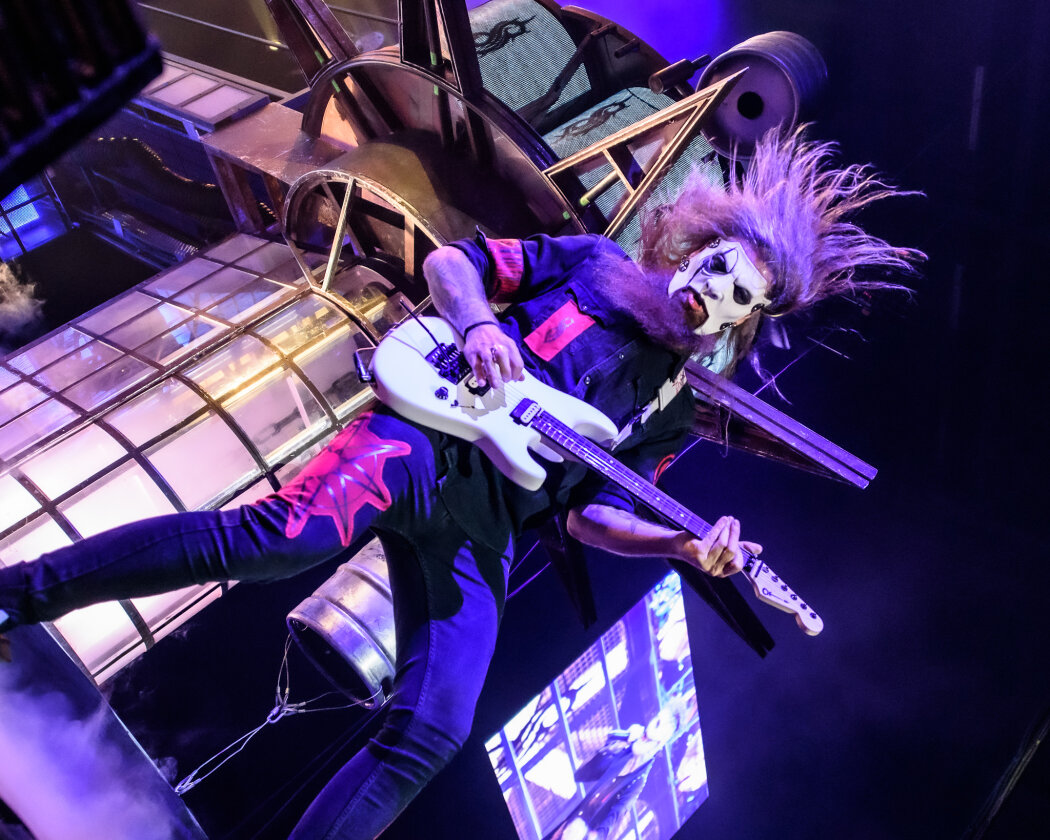 Slipknot – Am längsten Tag des Jahres bitten Corey Talor und Co.  zum teuflischen Maskenball. In der so gut wie ausverkauften Mercedes-Benz Arena in Berlin liefern sie eine infernalische Show. – James Root.