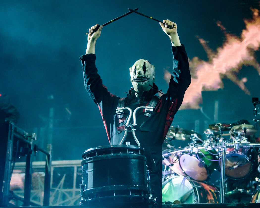 Slipknot – Am längsten Tag des Jahres bitten Corey Talor und Co.  zum teuflischen Maskenball. In der so gut wie ausverkauften Mercedes-Benz Arena in Berlin liefern sie eine infernalische Show. – Michael Pfaff.