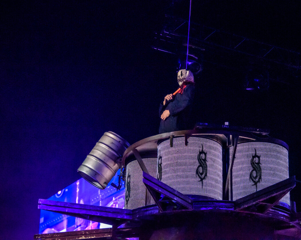Slipknot – Am längsten Tag des Jahres bitten Corey Talor und Co.  zum teuflischen Maskenball. In der so gut wie ausverkauften Mercedes-Benz Arena in Berlin liefern sie eine infernalische Show. – Michael Pfaff.