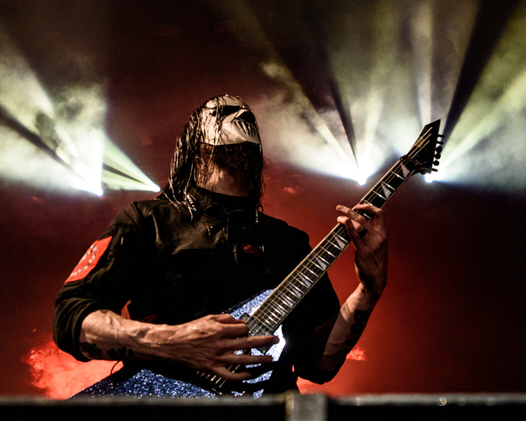 Slipknot – Am längsten Tag des Jahres bitten Corey Talor und Co.  zum teuflischen Maskenball. In der so gut wie ausverkauften Mercedes-Benz Arena in Berlin liefern sie eine infernalische Show. – Mick Thomson.