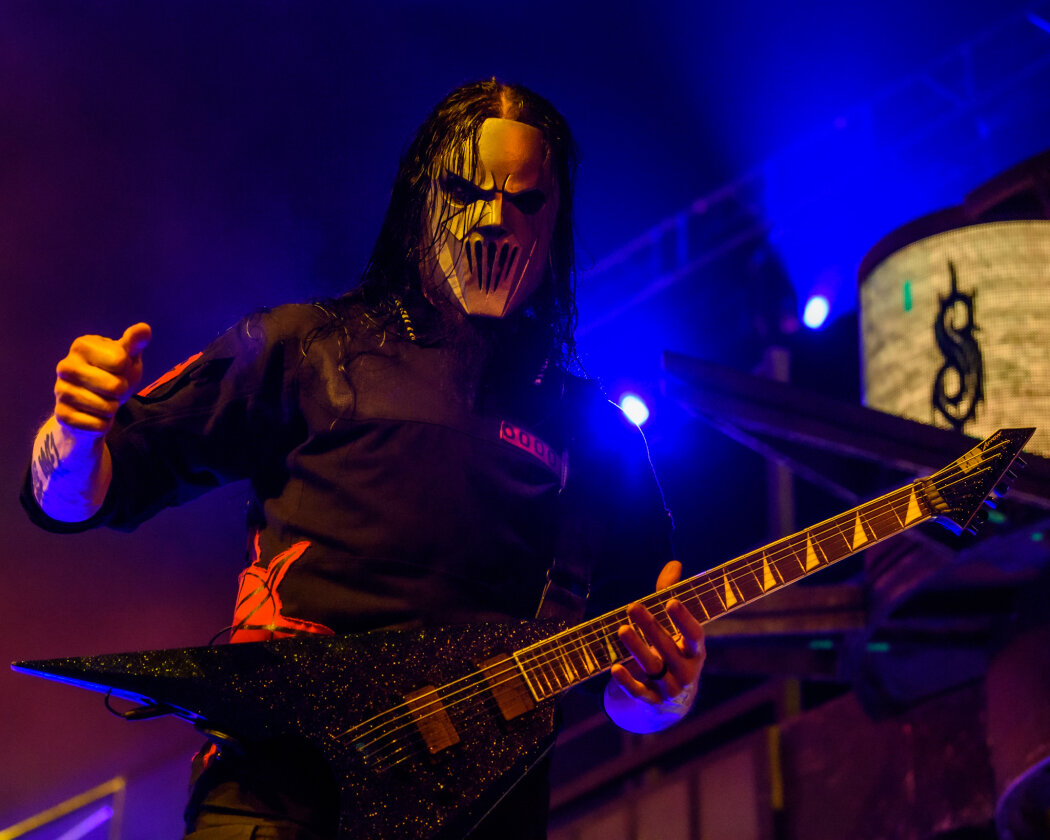 Slipknot – Am längsten Tag des Jahres bitten Corey Talor und Co.  zum teuflischen Maskenball. In der so gut wie ausverkauften Mercedes-Benz Arena in Berlin liefern sie eine infernalische Show. – Mick Thomson.