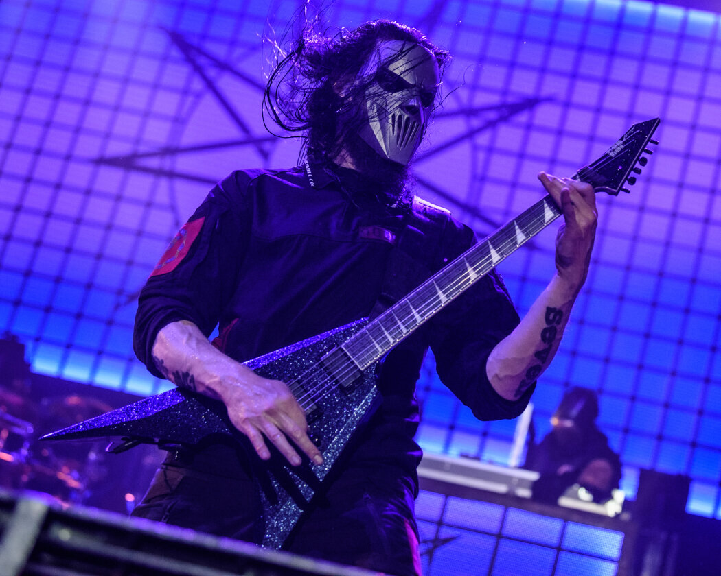 Slipknot – Am längsten Tag des Jahres bitten Corey Talor und Co.  zum teuflischen Maskenball. In der so gut wie ausverkauften Mercedes-Benz Arena in Berlin liefern sie eine infernalische Show. – Mick Thomson.