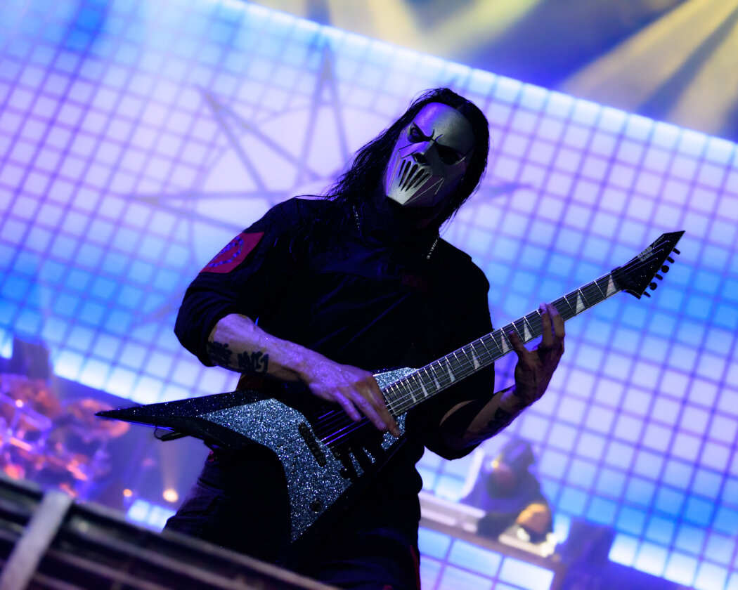 Slipknot – Am längsten Tag des Jahres bitten Corey Talor und Co.  zum teuflischen Maskenball. In der so gut wie ausverkauften Mercedes-Benz Arena in Berlin liefern sie eine infernalische Show. – Mick Thomson.