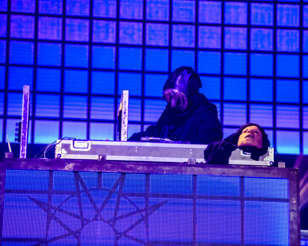 Slipknot – Am längsten Tag des Jahres bitten Corey Talor und Co.  zum teuflischen Maskenball. In der so gut wie ausverkauften Mercedes-Benz Arena in Berlin liefern sie eine infernalische Show. – Sid Wilson.