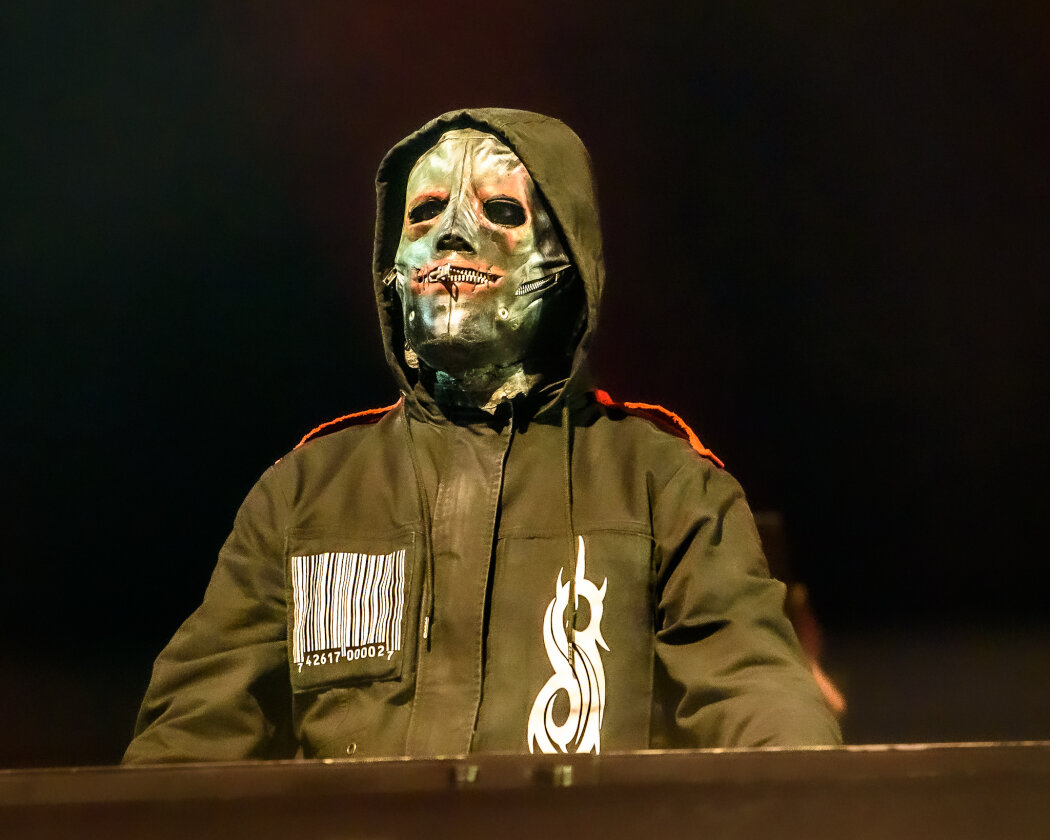 Slipknot – Am längsten Tag des Jahres bitten Corey Talor und Co.  zum teuflischen Maskenball. In der so gut wie ausverkauften Mercedes-Benz Arena in Berlin liefern sie eine infernalische Show. – Der Unbekannte.