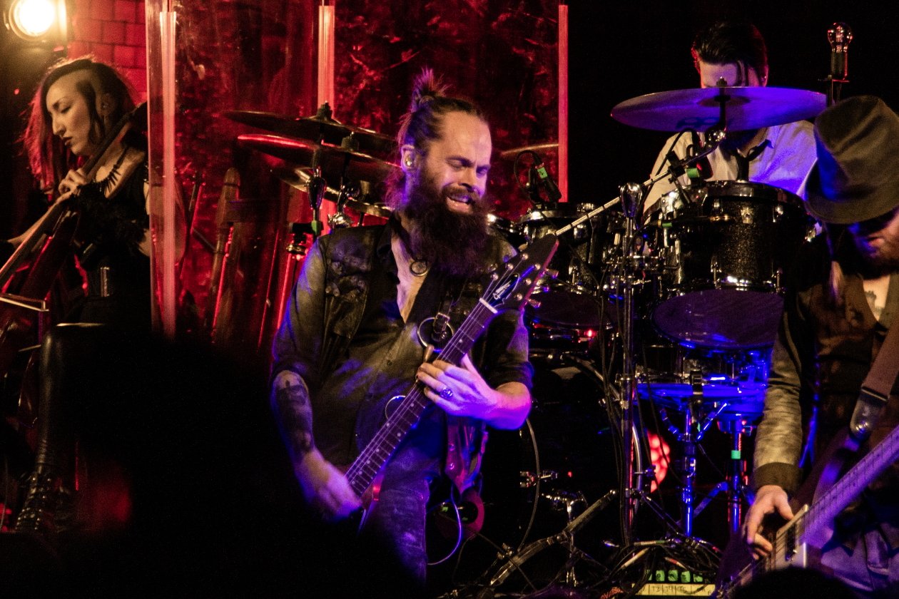 Sólstafir – Mit Streichquartett in Berlin-Schönebergs denkmalgeschützter Neogotik-Kirche. – Isländische Wucht.
