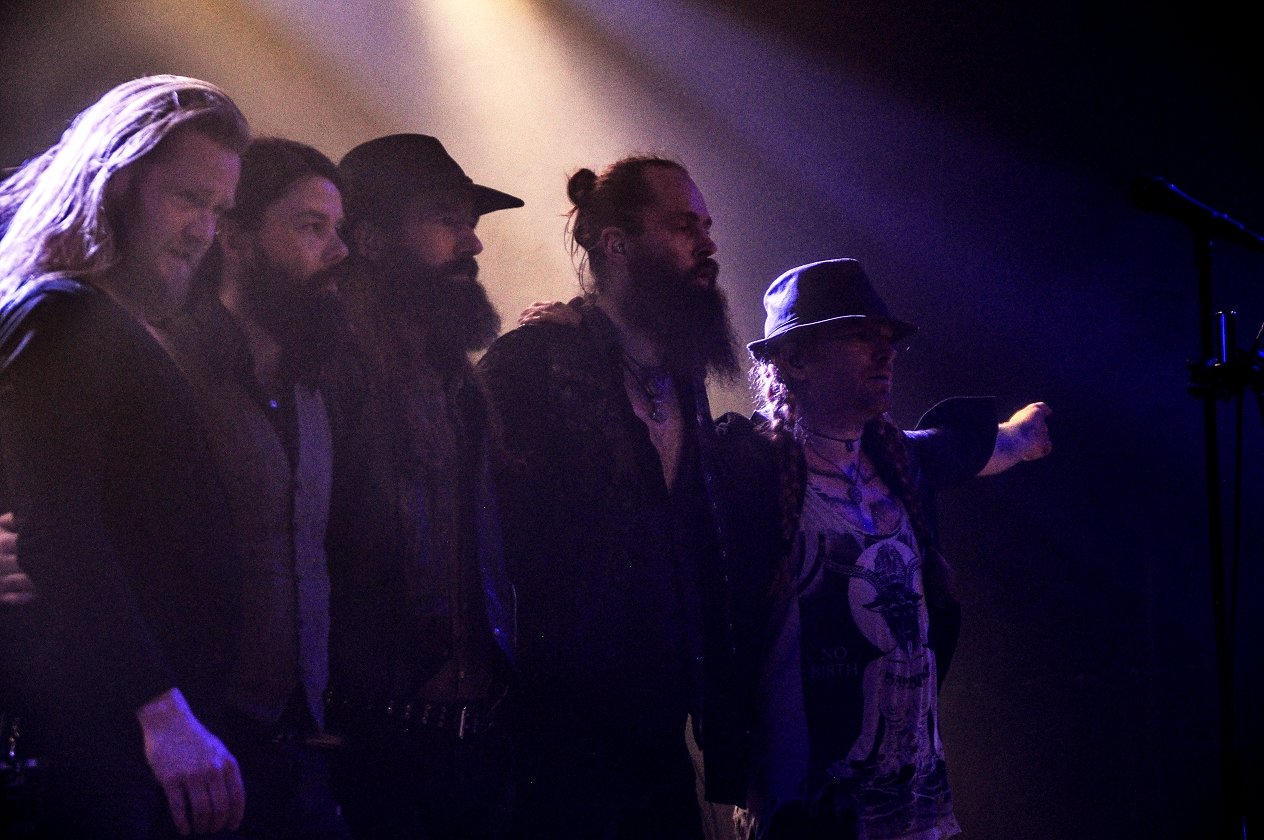 Als Live-Quintett bringen Sólstafir "Berdreyminn" nach Deutschland. – … danke …