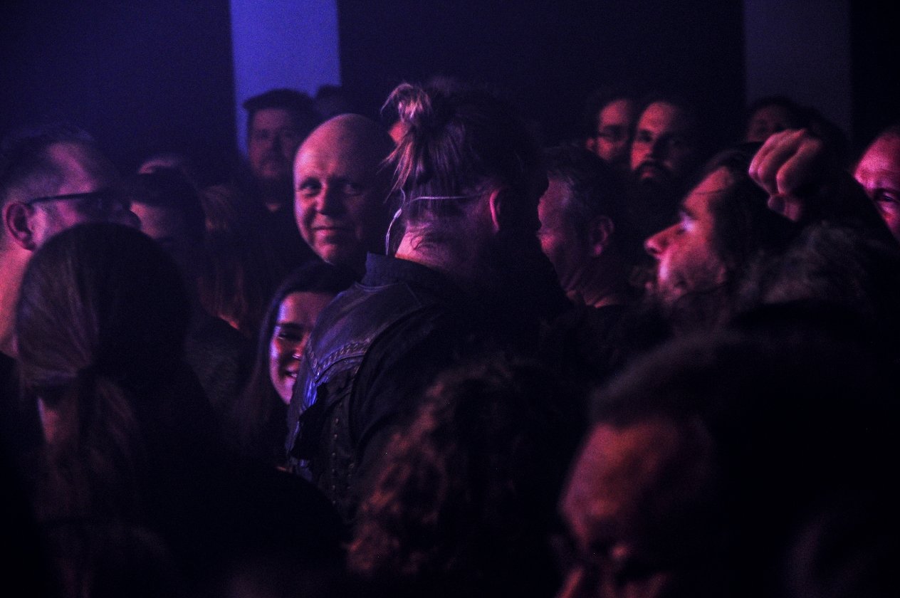 Als Live-Quintett bringen Sólstafir "Berdreyminn" nach Deutschland. – Der Gang durchs Publikum.