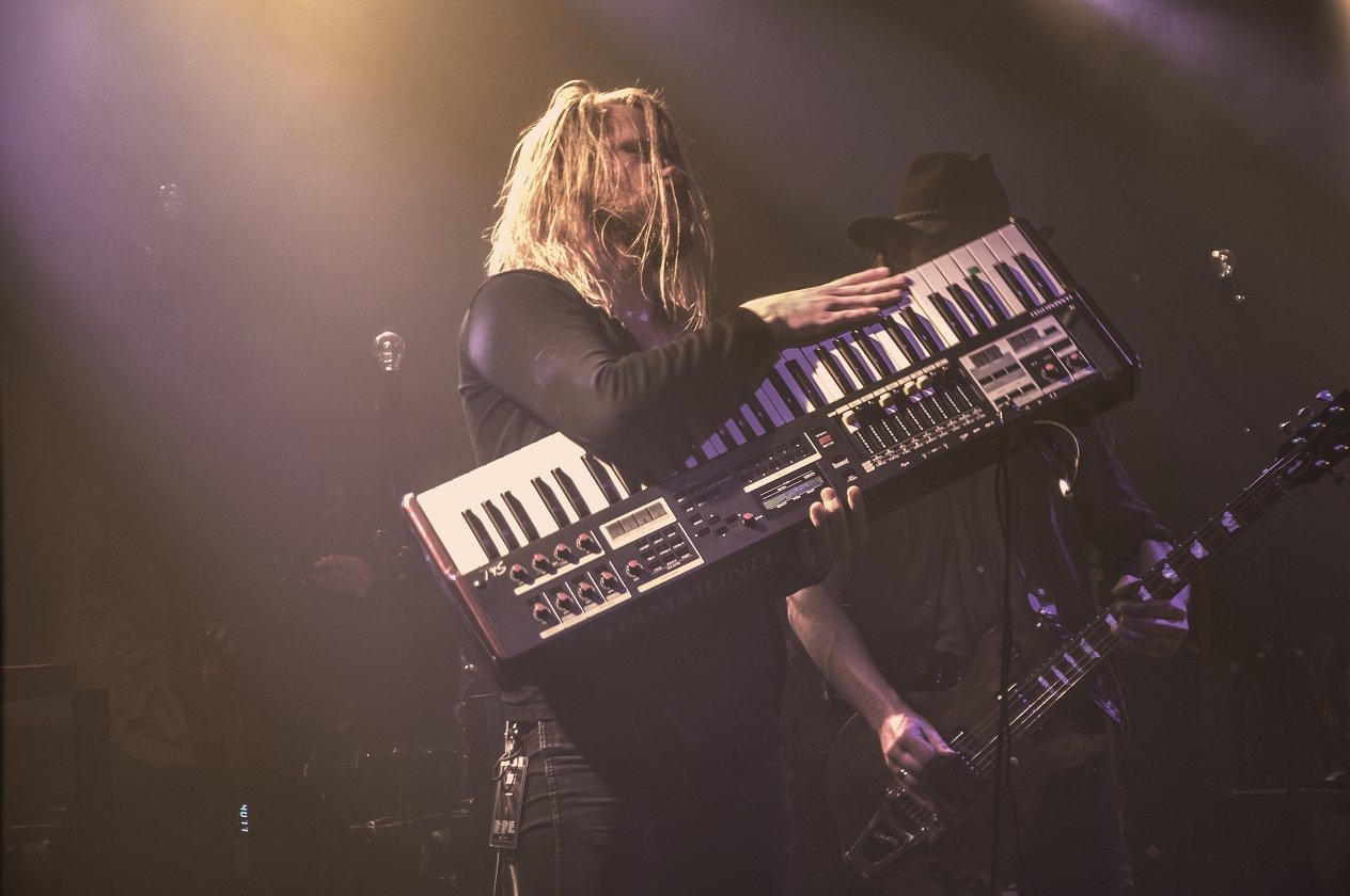 Als Live-Quintett bringen Sólstafir "Berdreyminn" nach Deutschland. – … der seine Keys auch gerne mal mit nach vorne schleppt.