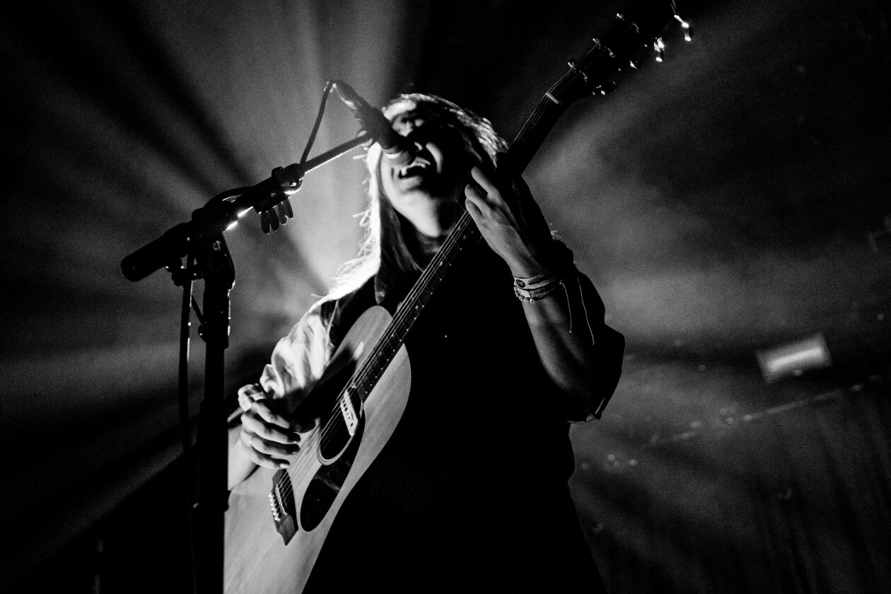 Sophie Hunger – Halluzinationen in der Hauptstadt. – ... in Trio-Besetzung plus Chor.