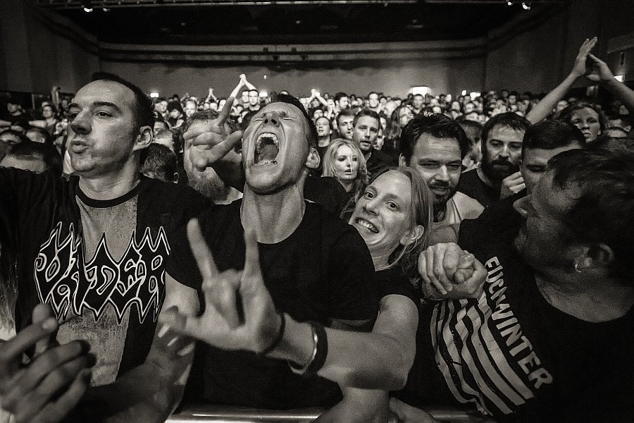 Soulfly – Heavy Thrash-Dreier im C-Club. – Fans im C-Club.