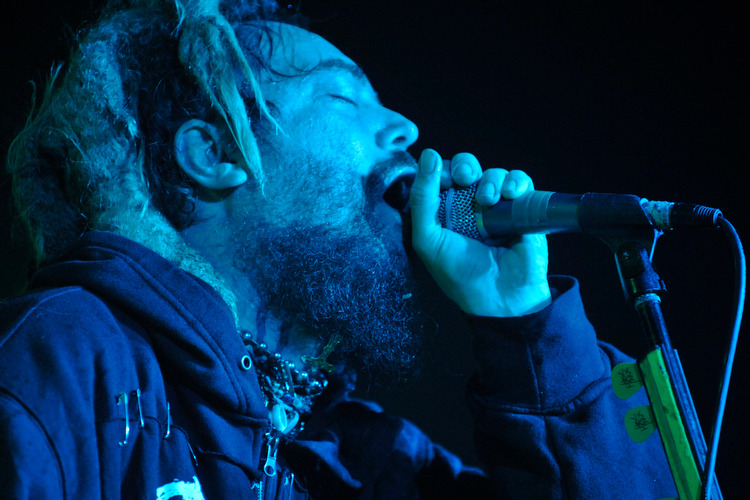 Bang your head to this! Max Cavalera in Rage. – Soulfly.