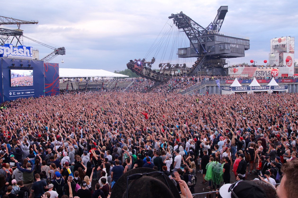 Ssio – Der Bonner in Ferropolis. – Die Main Stage platzt aus allen Nähten.