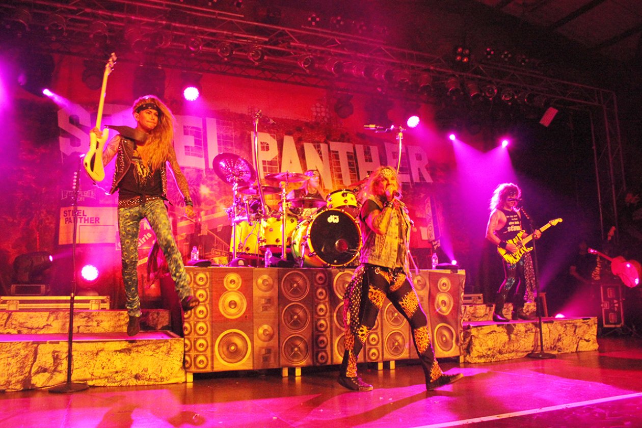 Steel Panther – Neben neuen Songs sollten so langsam aber sicher auch neue Sprüche und Witze kommen. – ... Spandexhosen, Stirnbänder, Tücher und Plüsch ...