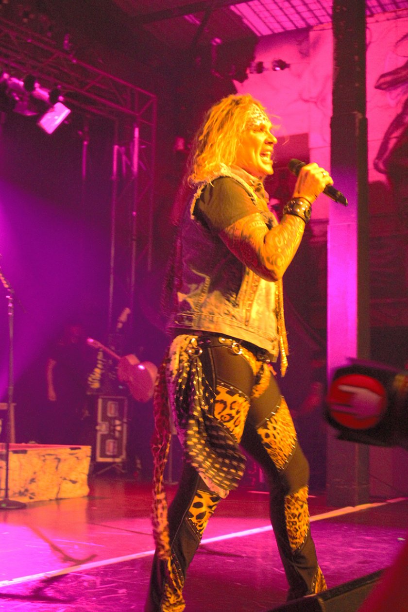 Steel Panther – Neben neuen Songs sollten so langsam aber sicher auch neue Sprüche und Witze kommen. – ... toupierte Haare (bzw. Perücken) ...