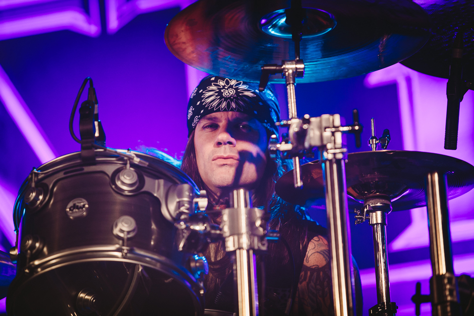Steel Panther – Hairspray-Metal-Meeting in der Domstadt. – An den Drums: Stix Zadinia.