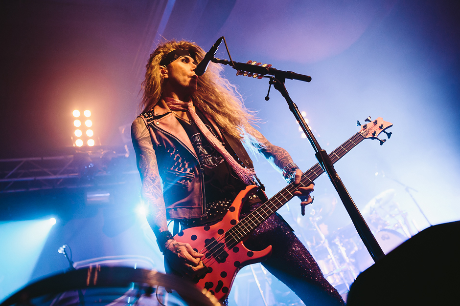 Steel Panther – Hairspray-Metal-Meeting in der Domstadt. – Lexxi Foxxx am Mic.