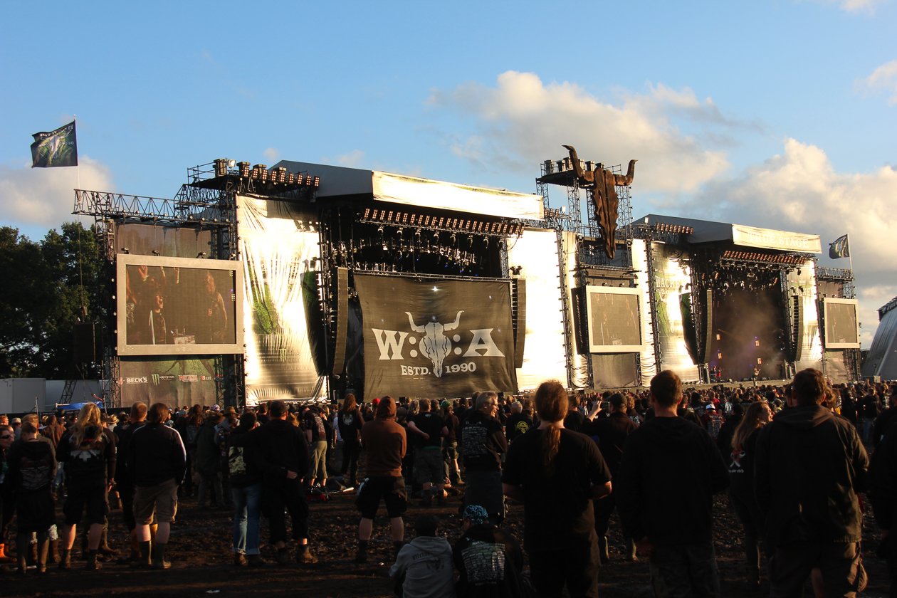 Steel Panther – Eine kurzweilige Glam-Metal-Show. – Viel los.
