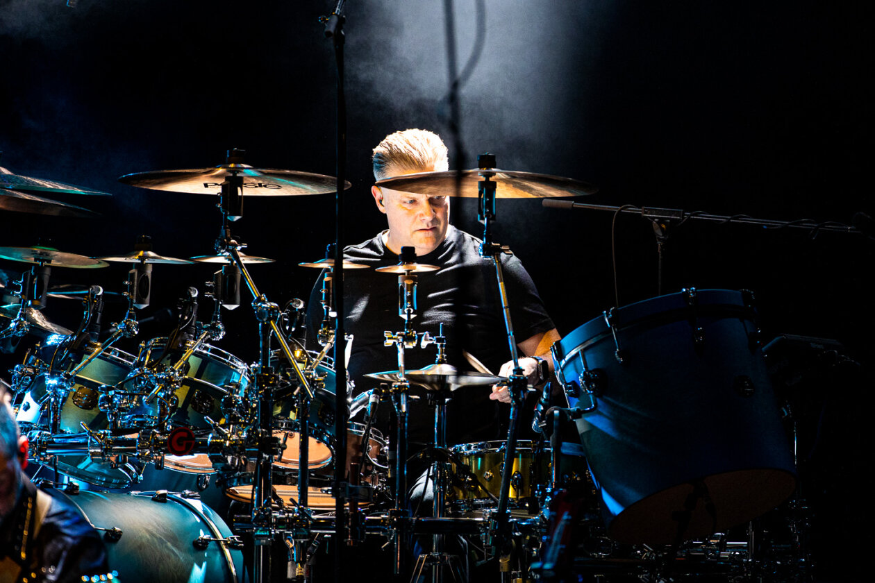 Auf "Foxtrot At Fifty-Tour": Der legendäre Gitarrist, ein Genesis-Mitglied in den 70ern, zu Gast in der Hauptstadt. – Steve Hackett-Band.