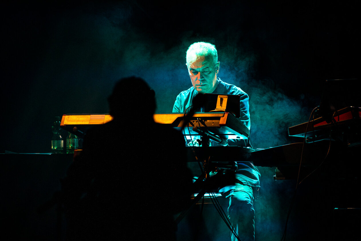 Auf "Foxtrot At Fifty-Tour": Der legendäre Gitarrist, ein Genesis-Mitglied in den 70ern, zu Gast in der Hauptstadt. – Steve Hackett-Band.