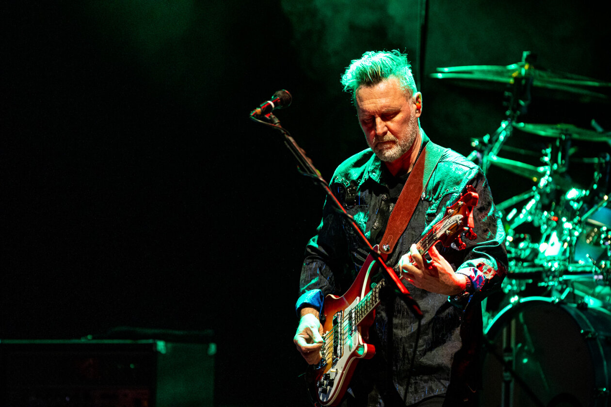 Auf "Foxtrot At Fifty-Tour": Der legendäre Gitarrist, ein Genesis-Mitglied in den 70ern, zu Gast in der Hauptstadt. – Steve Hackett-Band.